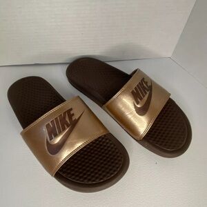 Men’s 8 Women’s 10 Nike Slides Flip Flops Spring Sandals Gold Brown